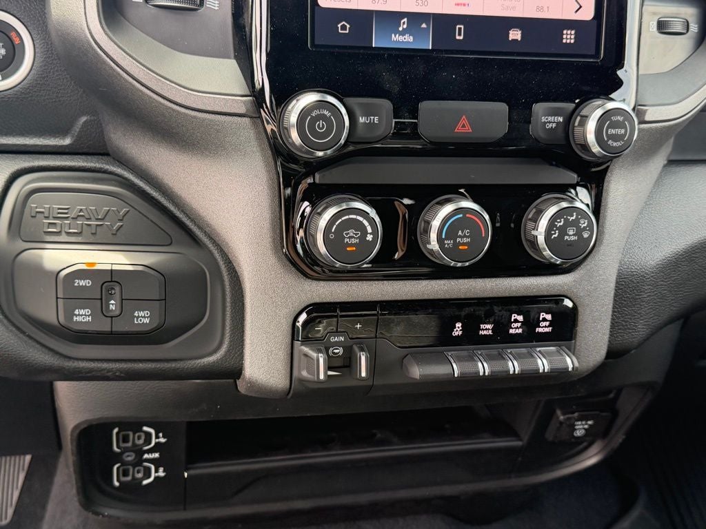 2026 RAM Ram 2500 RAM 2500 BLACK EXPRESS CREW CAB 4X4 6'4' BOX