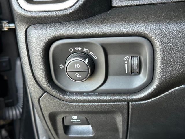 2020 RAM 1500 Big Horn Crew Cab 4x4 5'7' Box