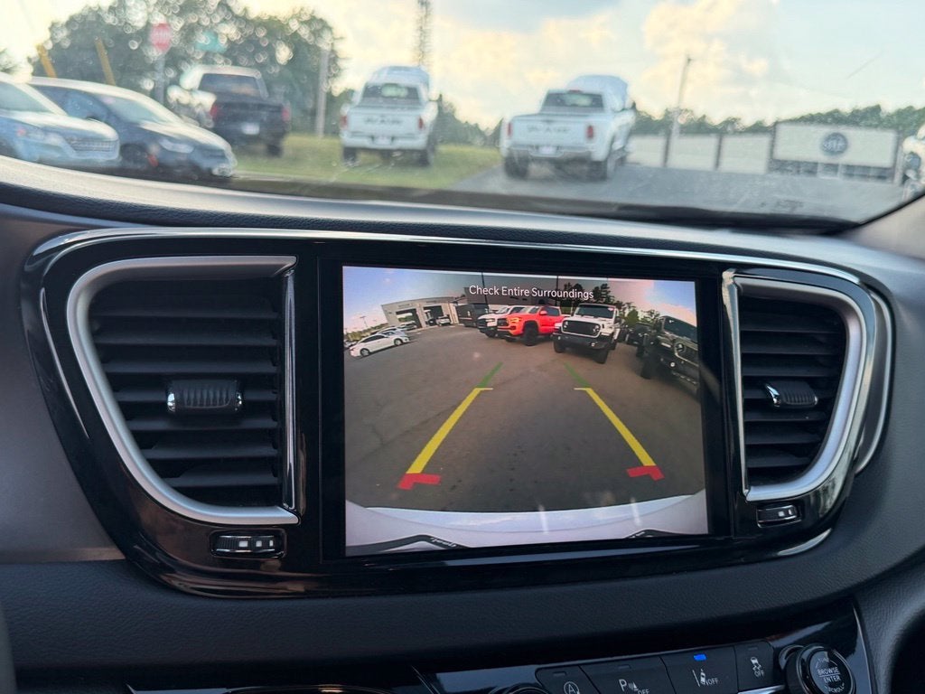 2025 Chrysler Pacifica Select