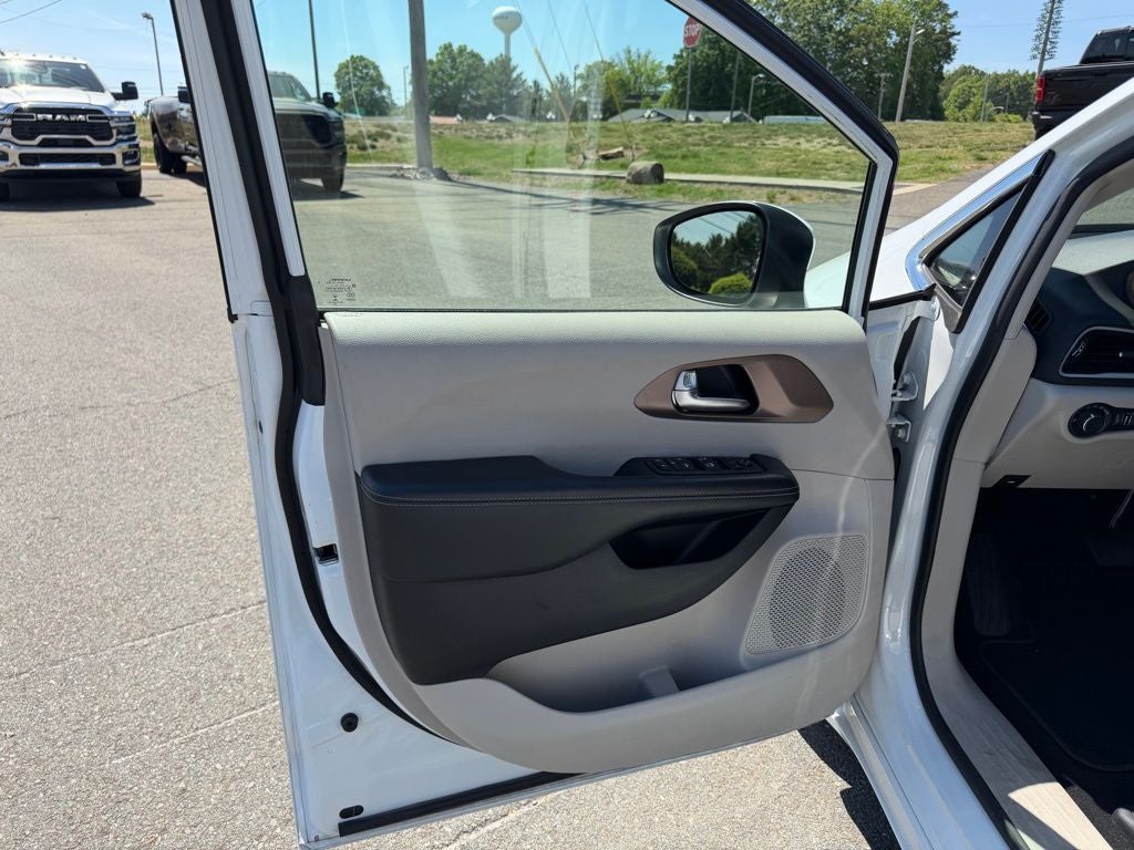2023 Chrysler Voyager LX