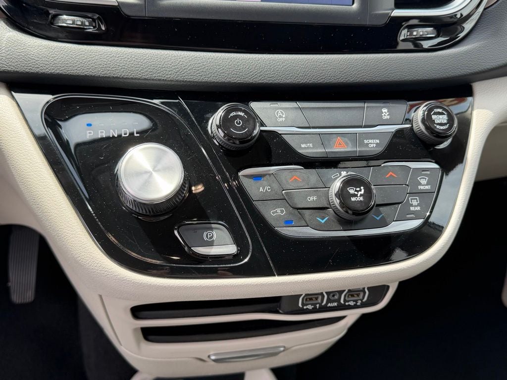 2023 Chrysler Voyager LX