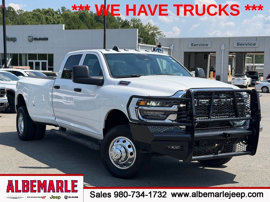 2025 RAM 3500 Tradesman Crew Cab 4x4 8' Box
