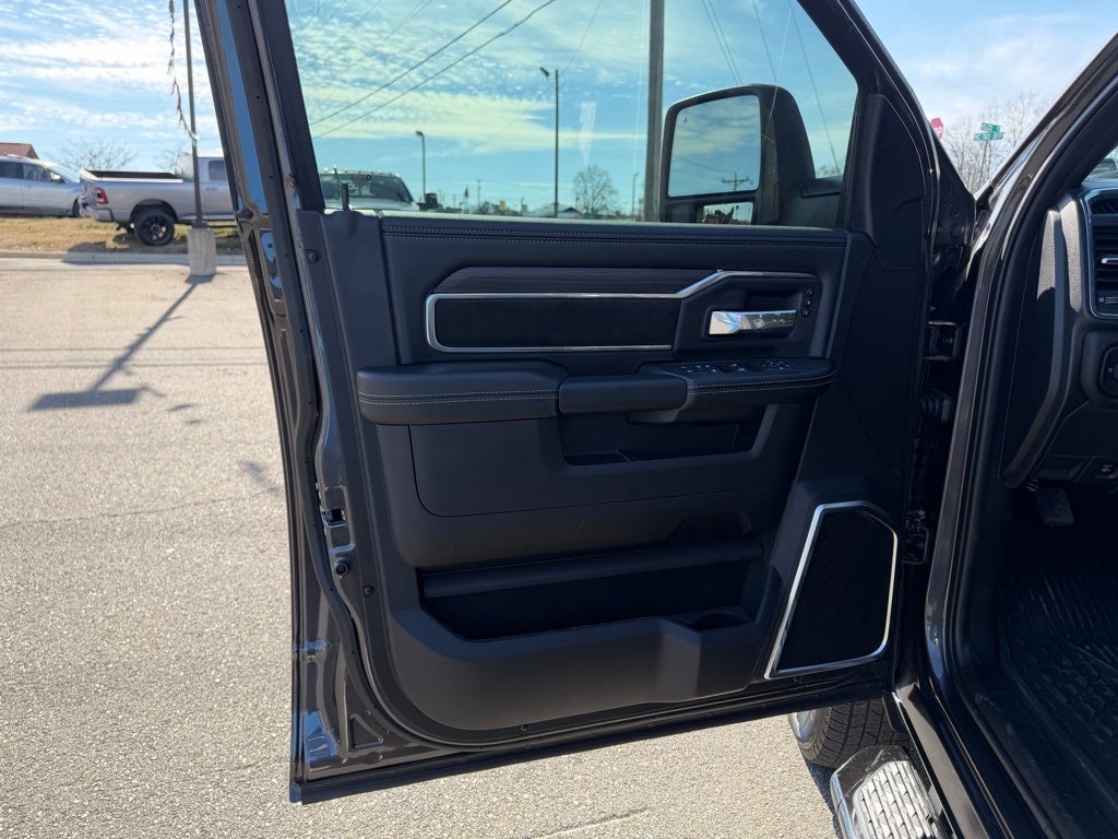 2025 RAM 3500 Laramie Crew Cab 4x4 8' Box