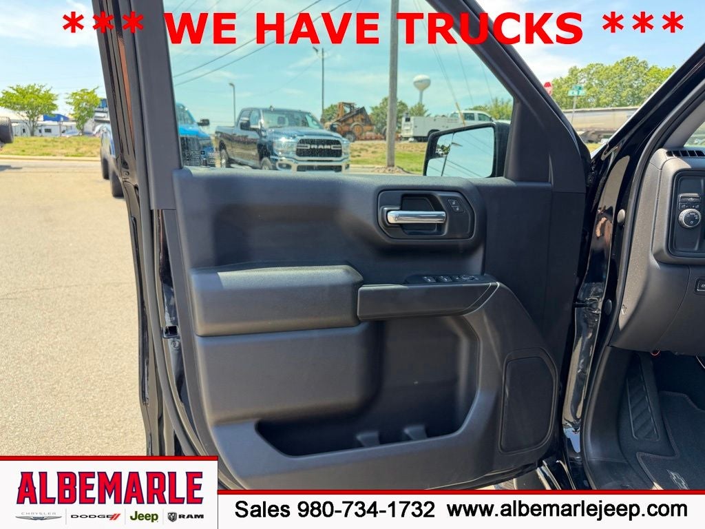 2023 Chevrolet Silverado 1500 2WD Crew Cab Short Bed Custom