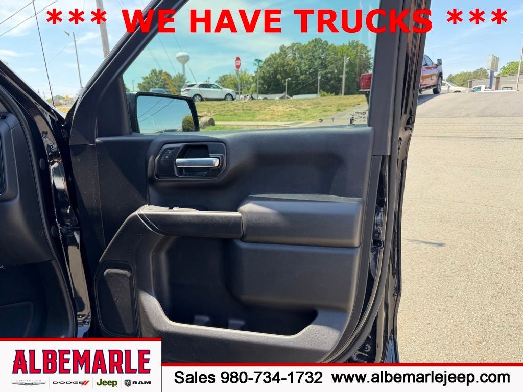 2023 Chevrolet Silverado 1500 2WD Crew Cab Short Bed Custom