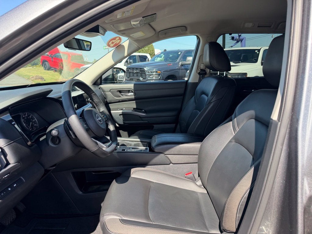 2025 Nissan Pathfinder SL FWD