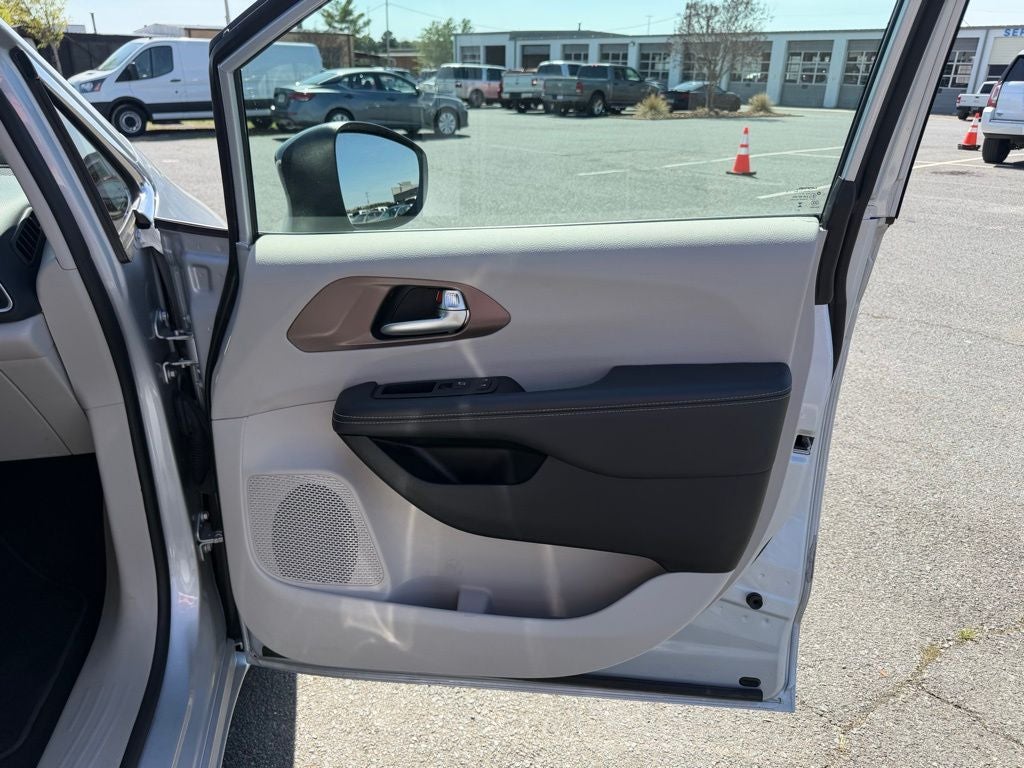 2024 Chrysler Voyager LX