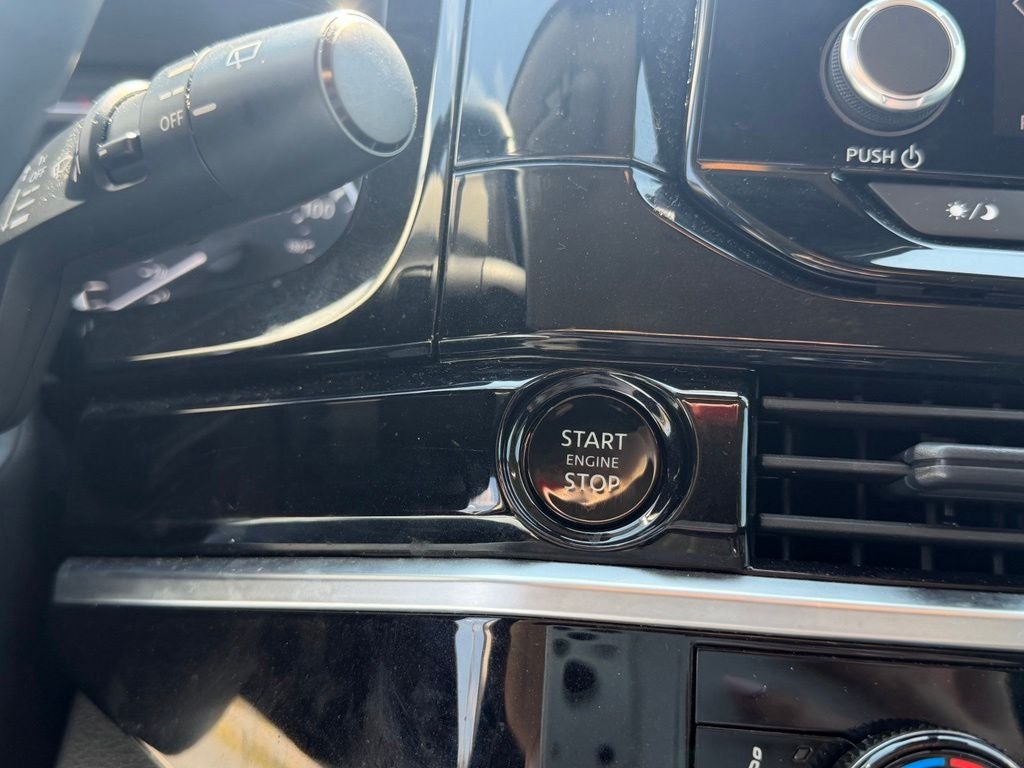 2025 Nissan Pathfinder SV