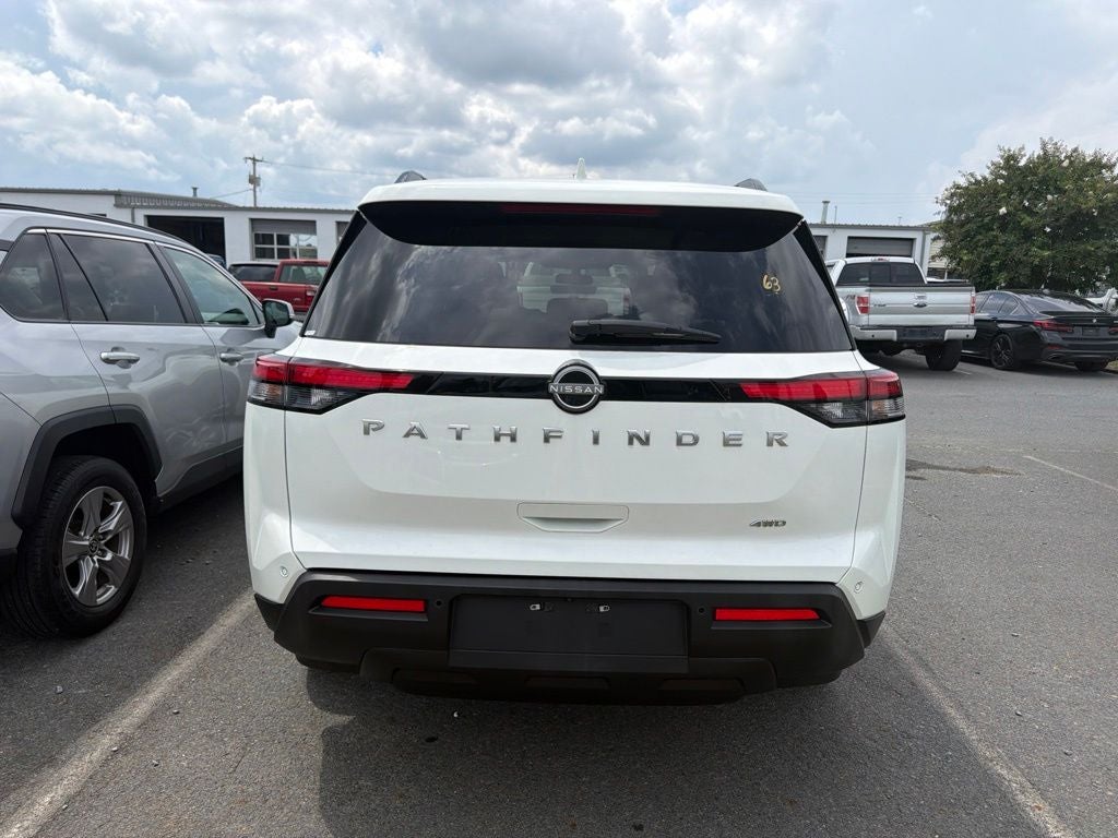 2025 Nissan Pathfinder SV