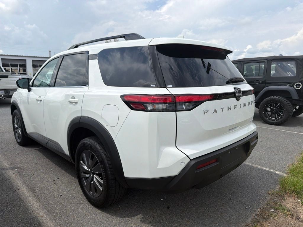 2025 Nissan Pathfinder SV
